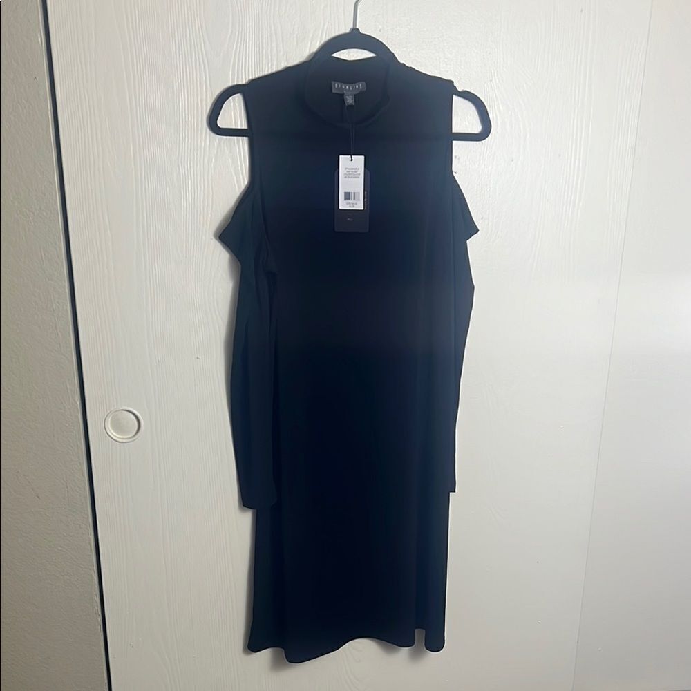 Elegant Black Cold Shoulder Dress - Picture 2 of 4